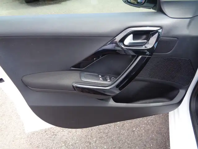 Peugeot 208 view 8