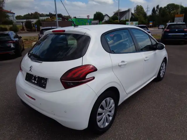 Peugeot 208 view 4