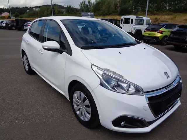 Peugeot 208 view 3