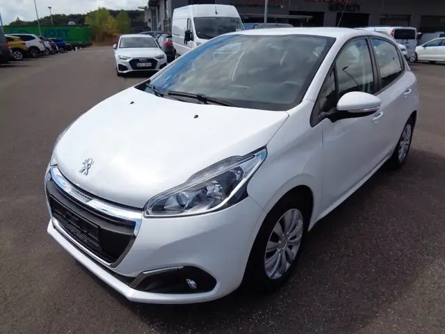 Peugeot 208 main image