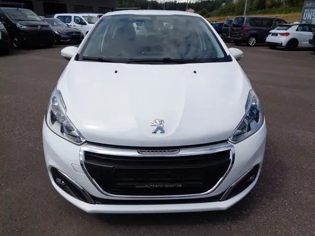 Peugeot 208 view 2
