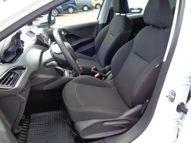 Peugeot 208 view 9