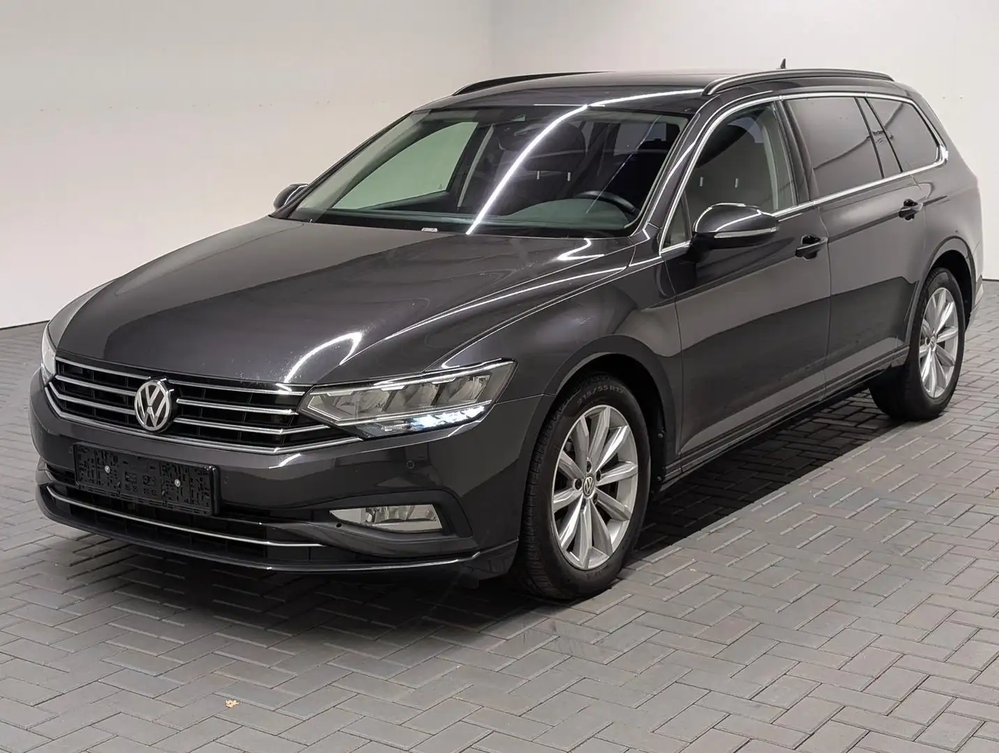 Volkswagen Passat Variant LED/Navi/SHZ/VirCo/Kam/ACC/17-LM Grau - 1