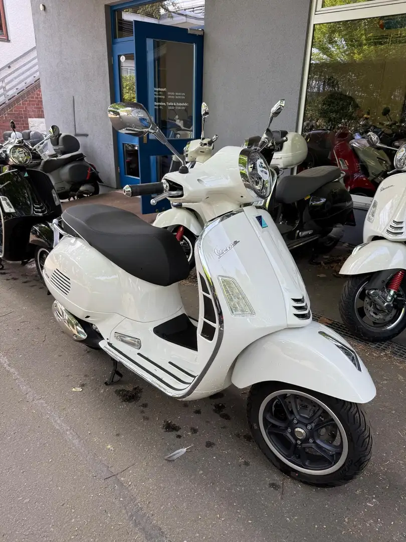 Vespa GTS Super 300 ABS ASR Keyless Bílá - 1