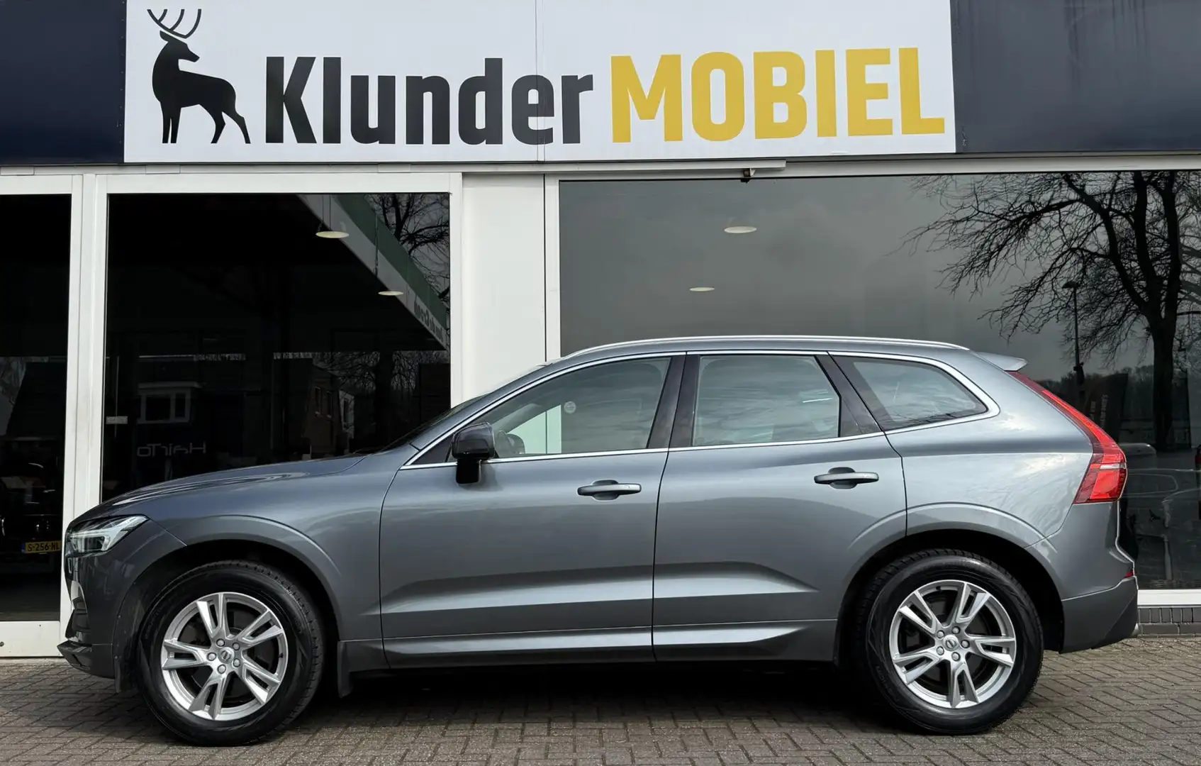 Volvo XC60 2.0 T5 AWD Momentum Pro |Navi|Leder|Trekhaak| Gris - 2