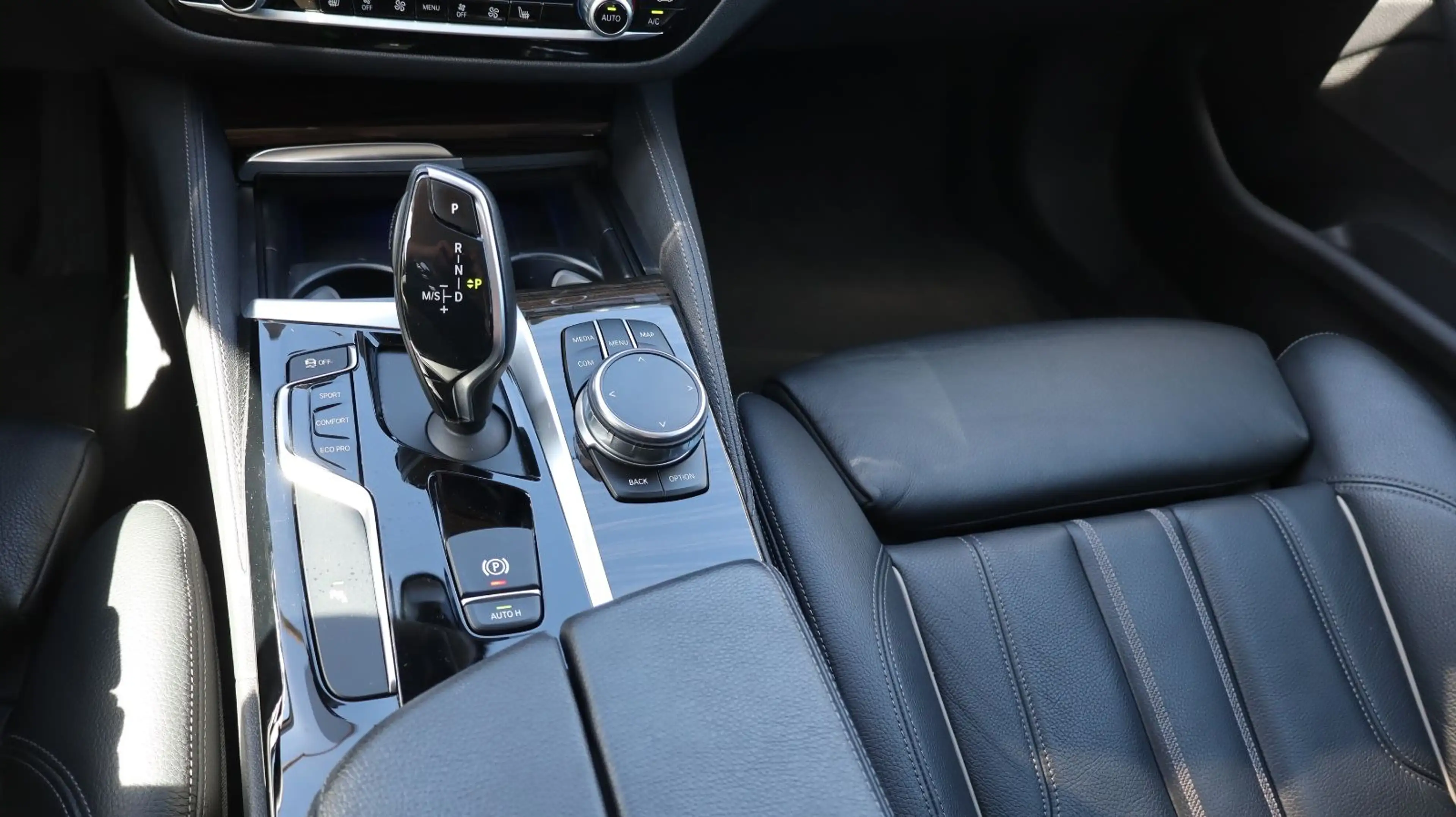 BMW 530 5 Limousine 530 i xDrive Luxury Line — photo 11