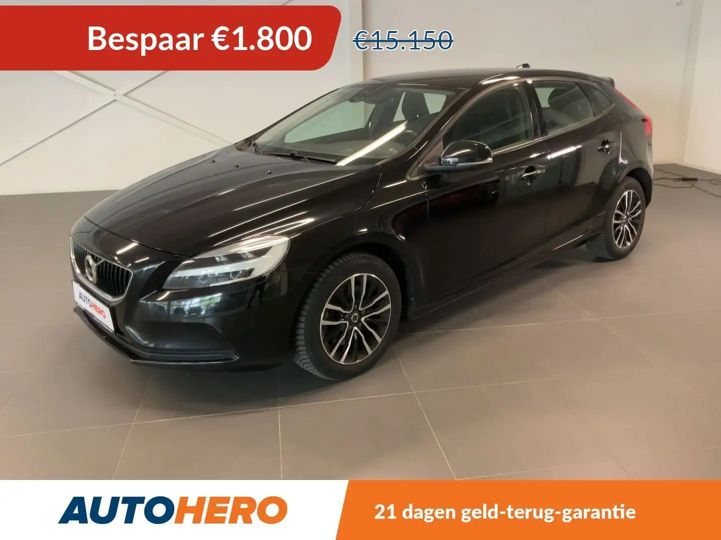 Volvo V40 2.0 T3 Momentum Schwarz - 1