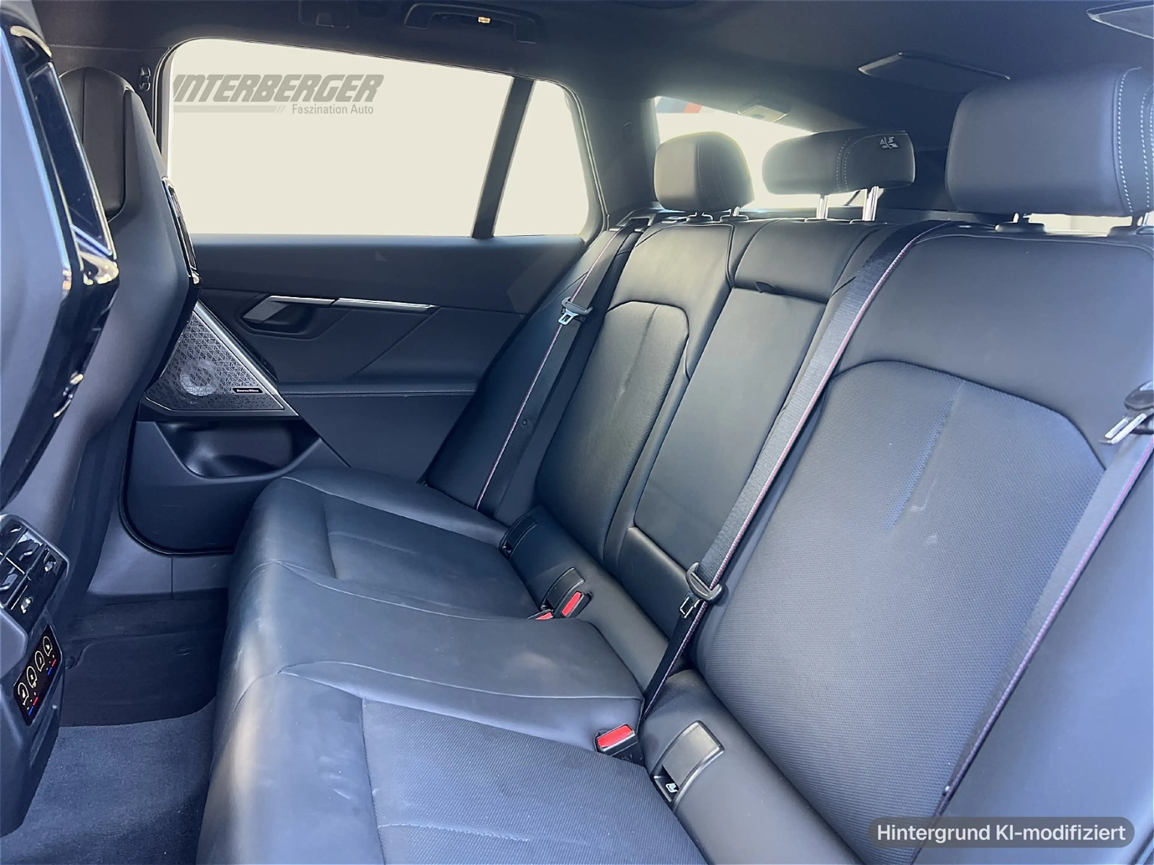 BMW 550 e xDrive Touring — photo 11