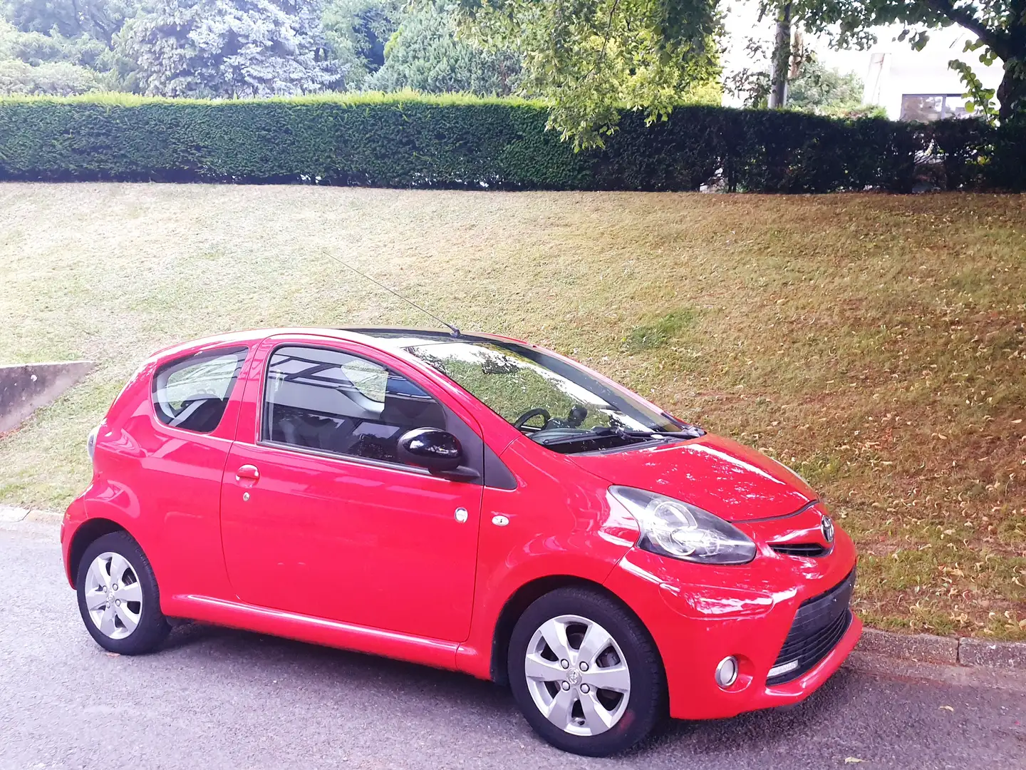 Toyota Aygo Airco / prêt a immatriculer / 0475746702 Rood - 1