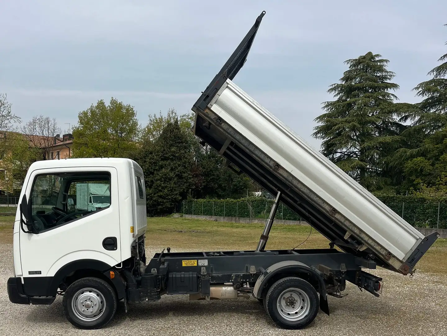 Nissan Cabstar 35.11 Cassone Ribaltabile Trilaterale Bianco - 1