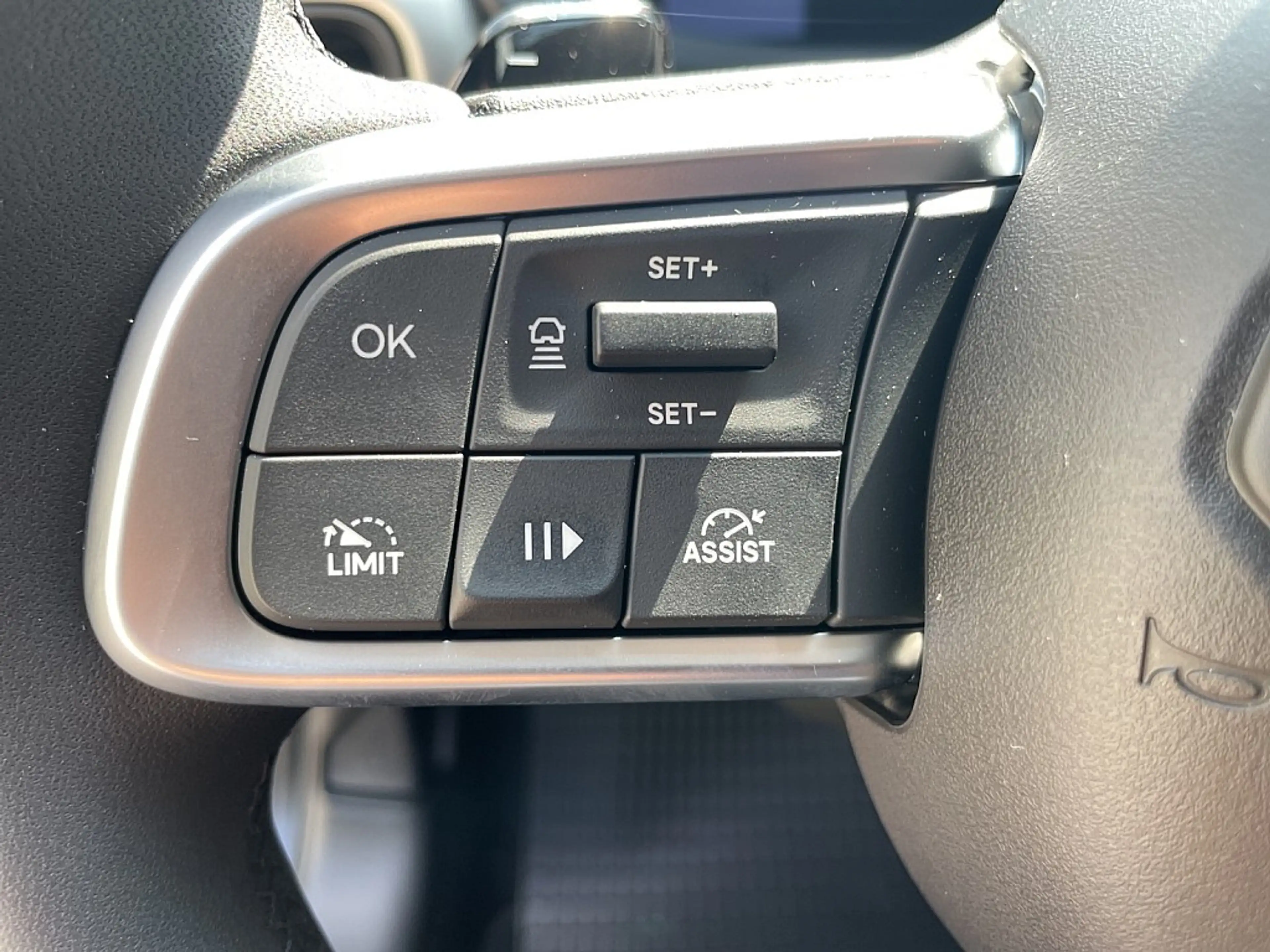 Jeep Avenger 1.2 e-Hybrid Summit e-DCT6 €24.960 — photo 9