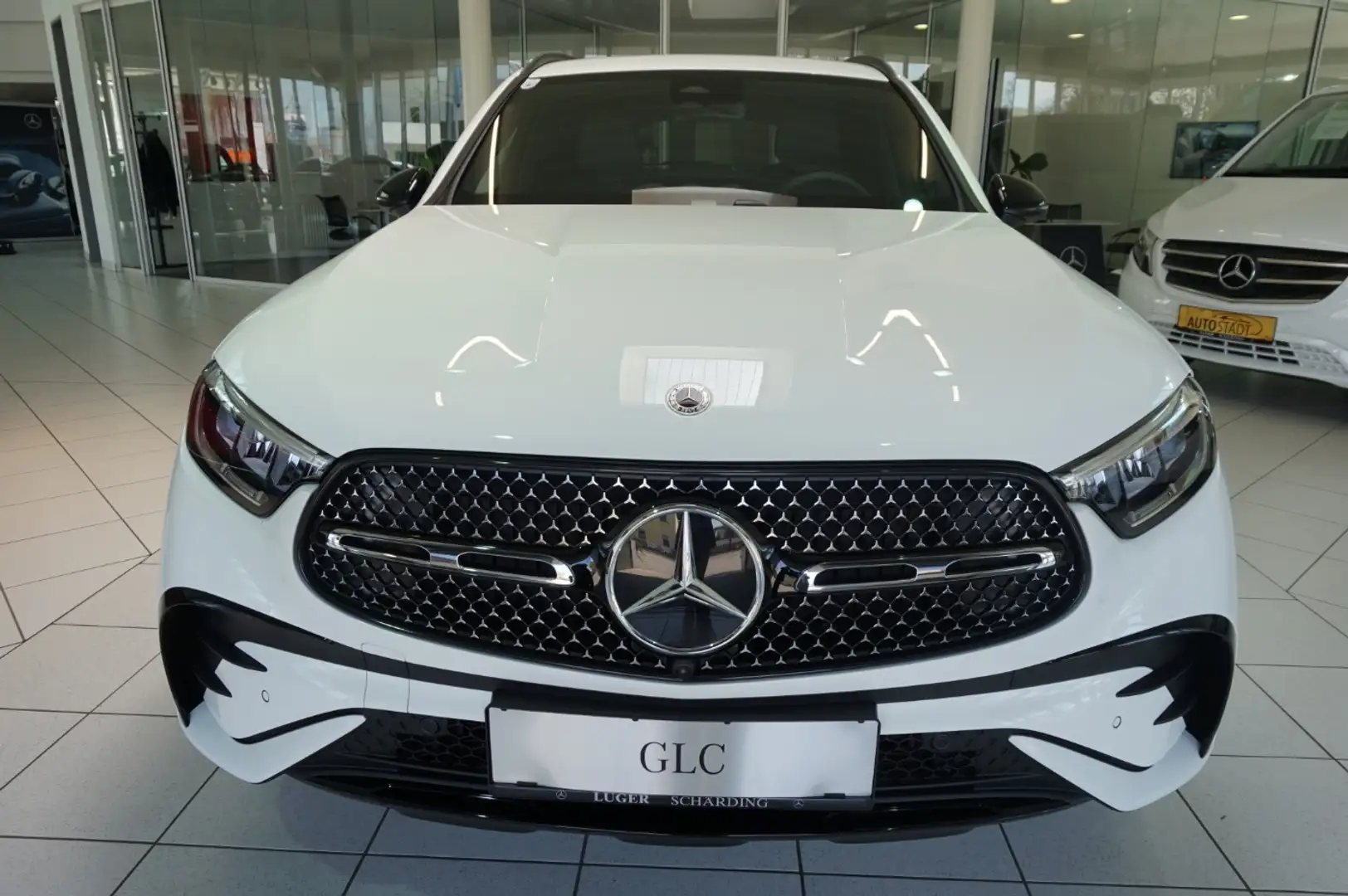 Mercedes-Benz GLC 200 d 4MATIC Österreich-Edition AMG Night Weiß - 2