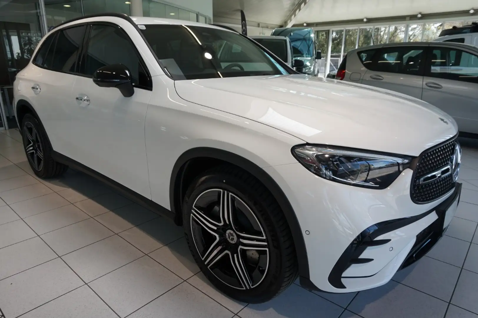 Mercedes-Benz GLC 200 d 4MATIC Österreich-Edition AMG Night Weiß - 1
