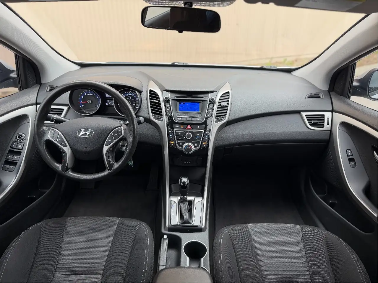 Hyundai ELANTRA снимка Hyundai ELANTRA