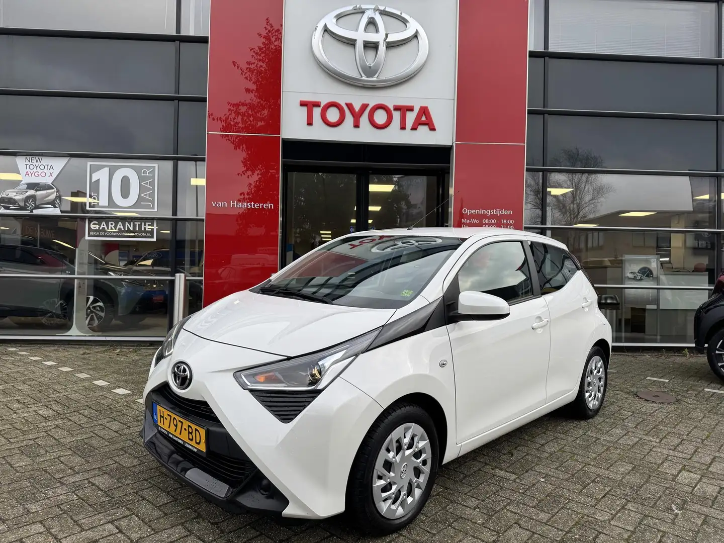 Toyota Aygo 1.0 VVT-i 72pk 5D x-play Blanc - 1