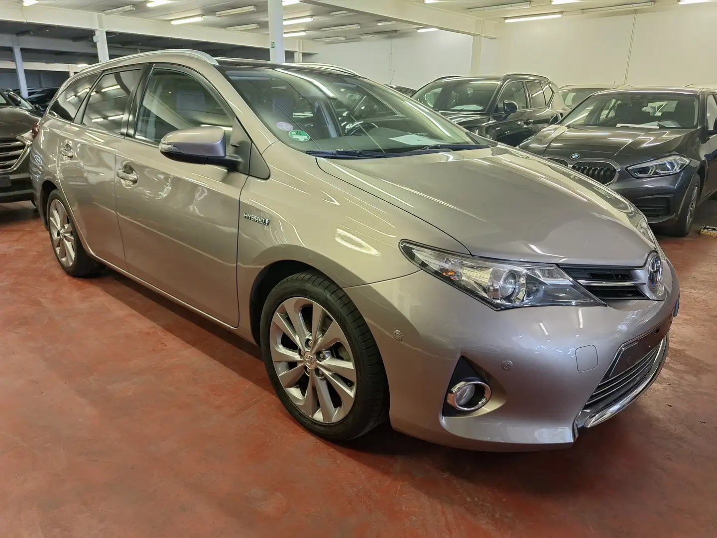 Toyota Auris SW HEV 1.8i HSD Comfort CVT Brown - 1
