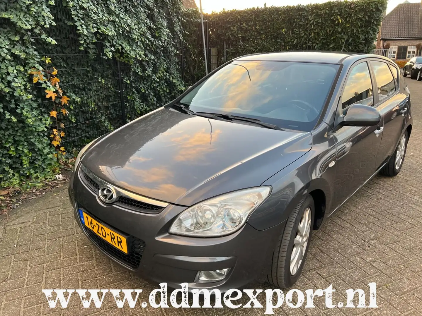 Hyundai i30 1.6 CRDi Style Grijs - 1