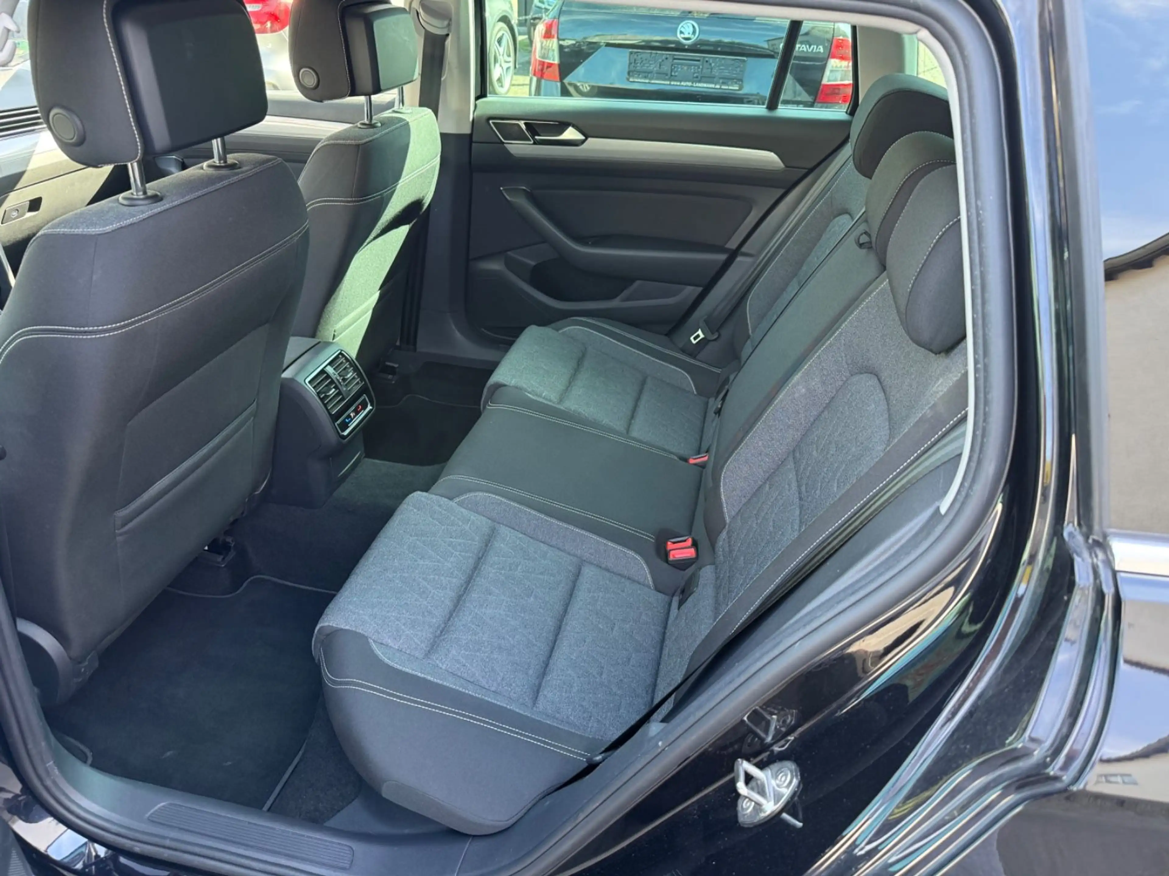 Volkswagen Passat Variant Business 2.0 TDI DSG AHK — photo 13