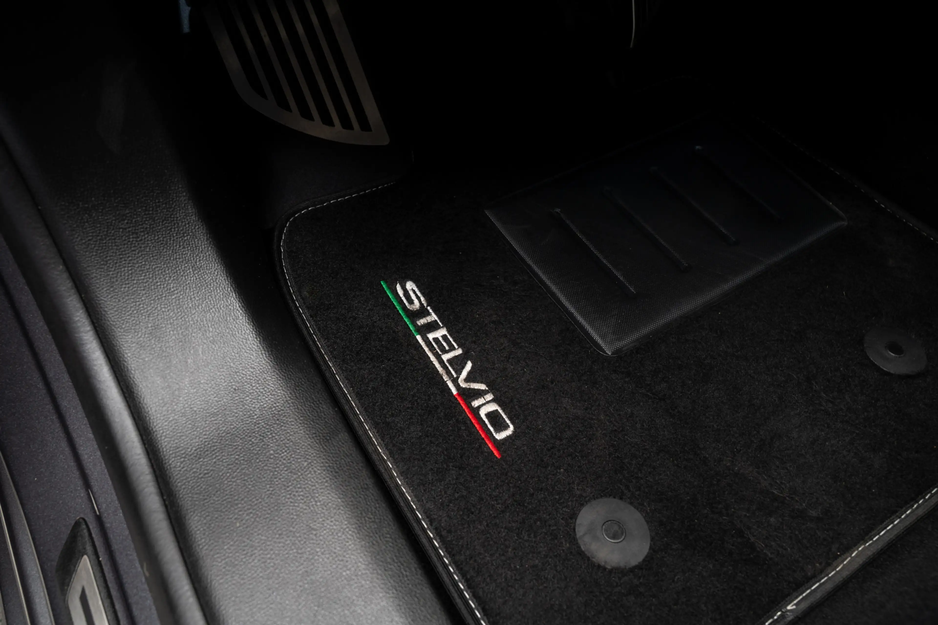 Alfa Romeo Stelvio 2.9 V6 AWD Quadrifoglio — photo 41