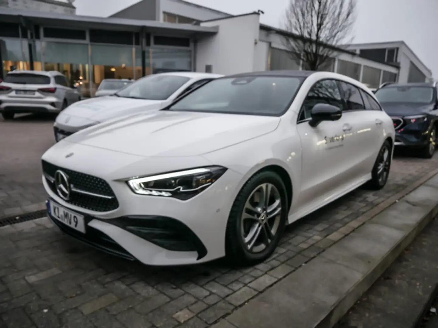 Mercedes-Benz CLA 200 d Shooting Brake AMG NIGHT DISTR SPUR Weiß - 2