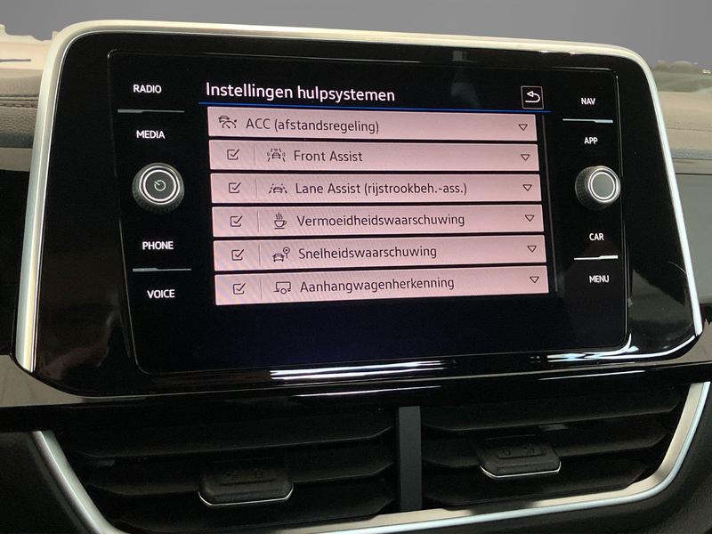 Volkswagen T-Roc 1.5TSI/150PK DSG R-Line · Trekhaak · Navigatie · C — photo 12