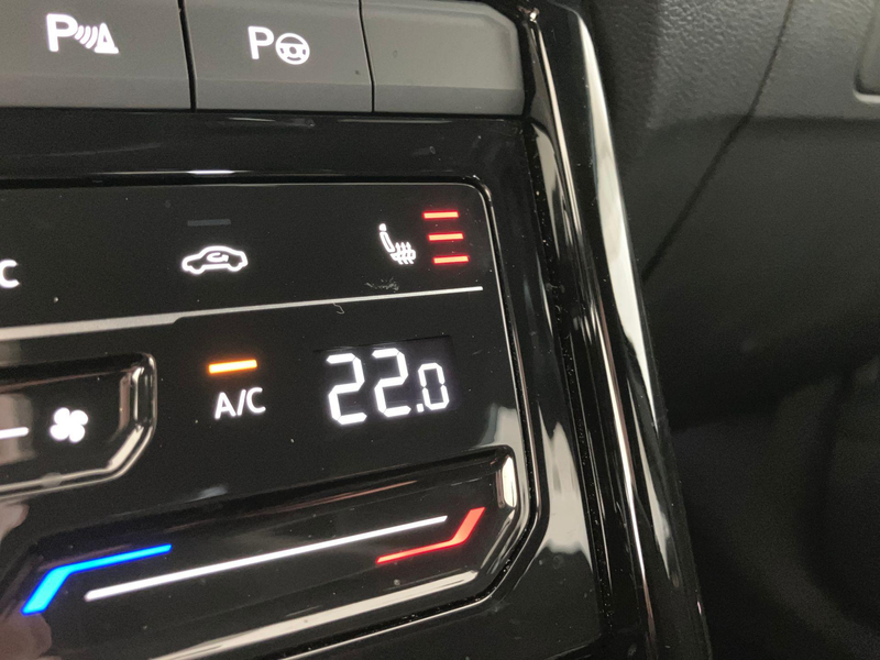 Volkswagen T-Roc 1.5TSI/150PK DSG R-Line · Trekhaak · Navigatie · C — photo 9