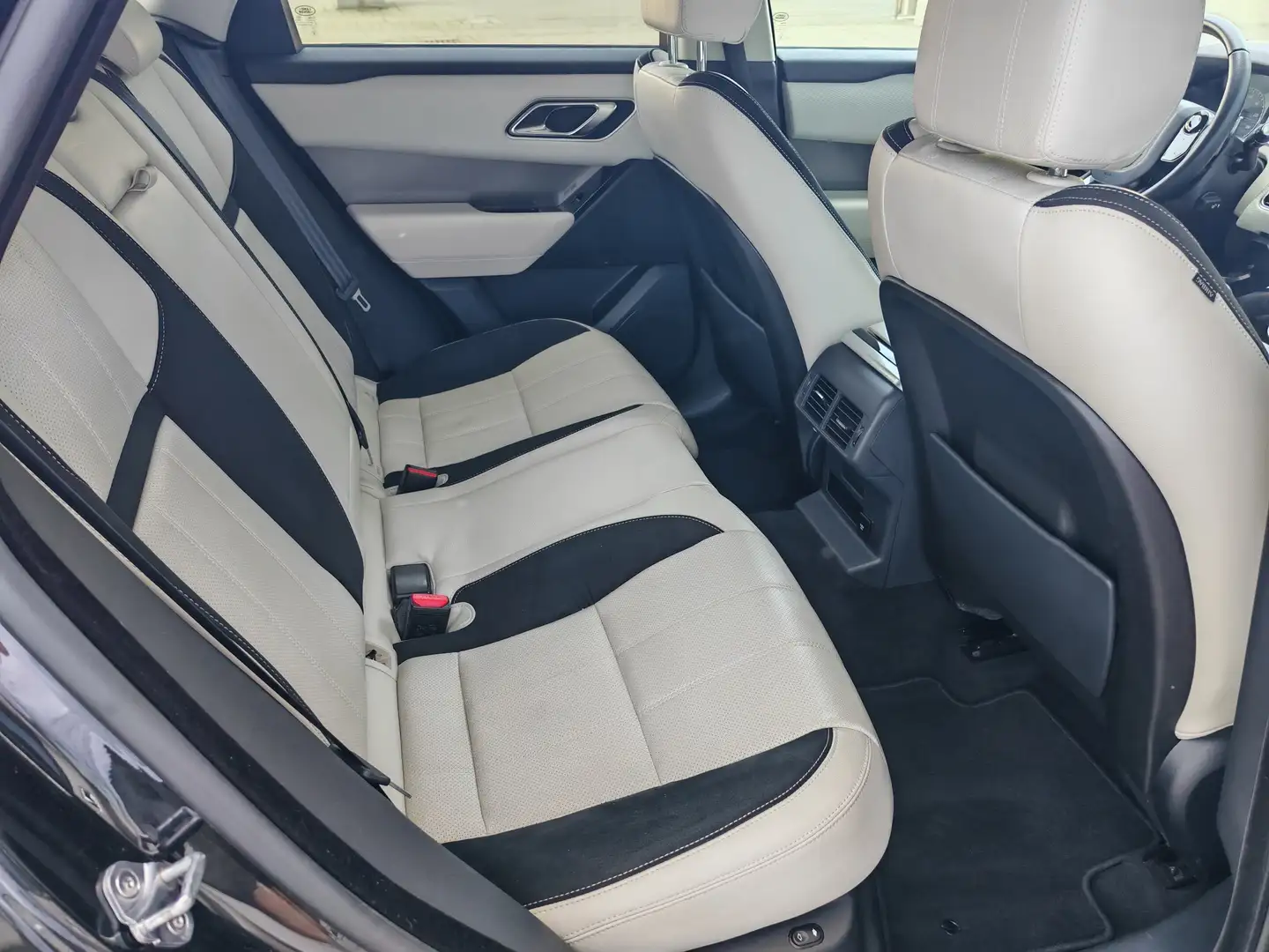 Land Rover Range Rover Velar 2.0d/Leder/LED/19" Zwart - 2