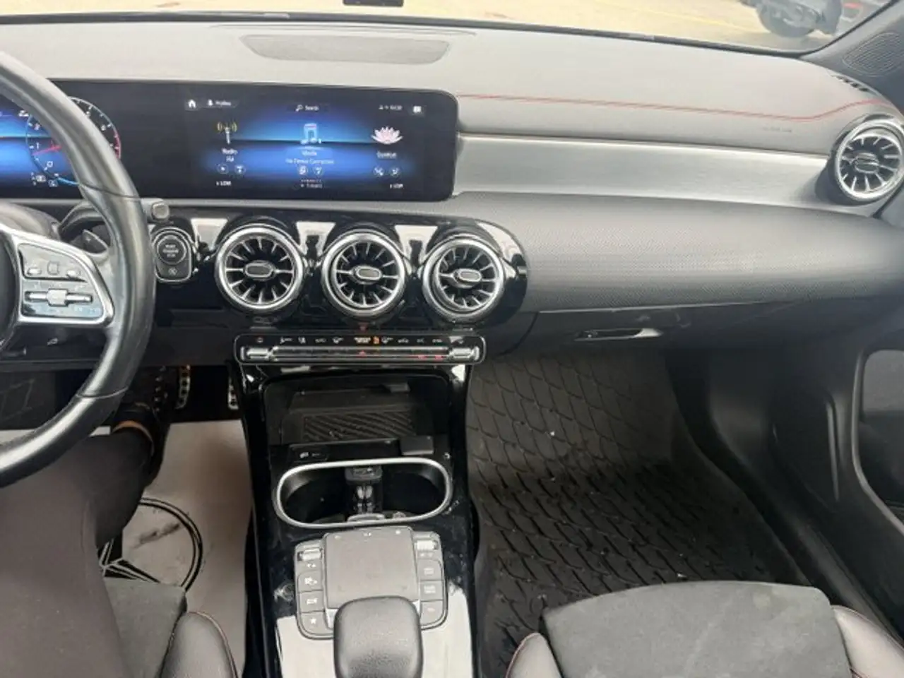 Mercedes-Benz CLA снимка Mercedes-Benz CLA