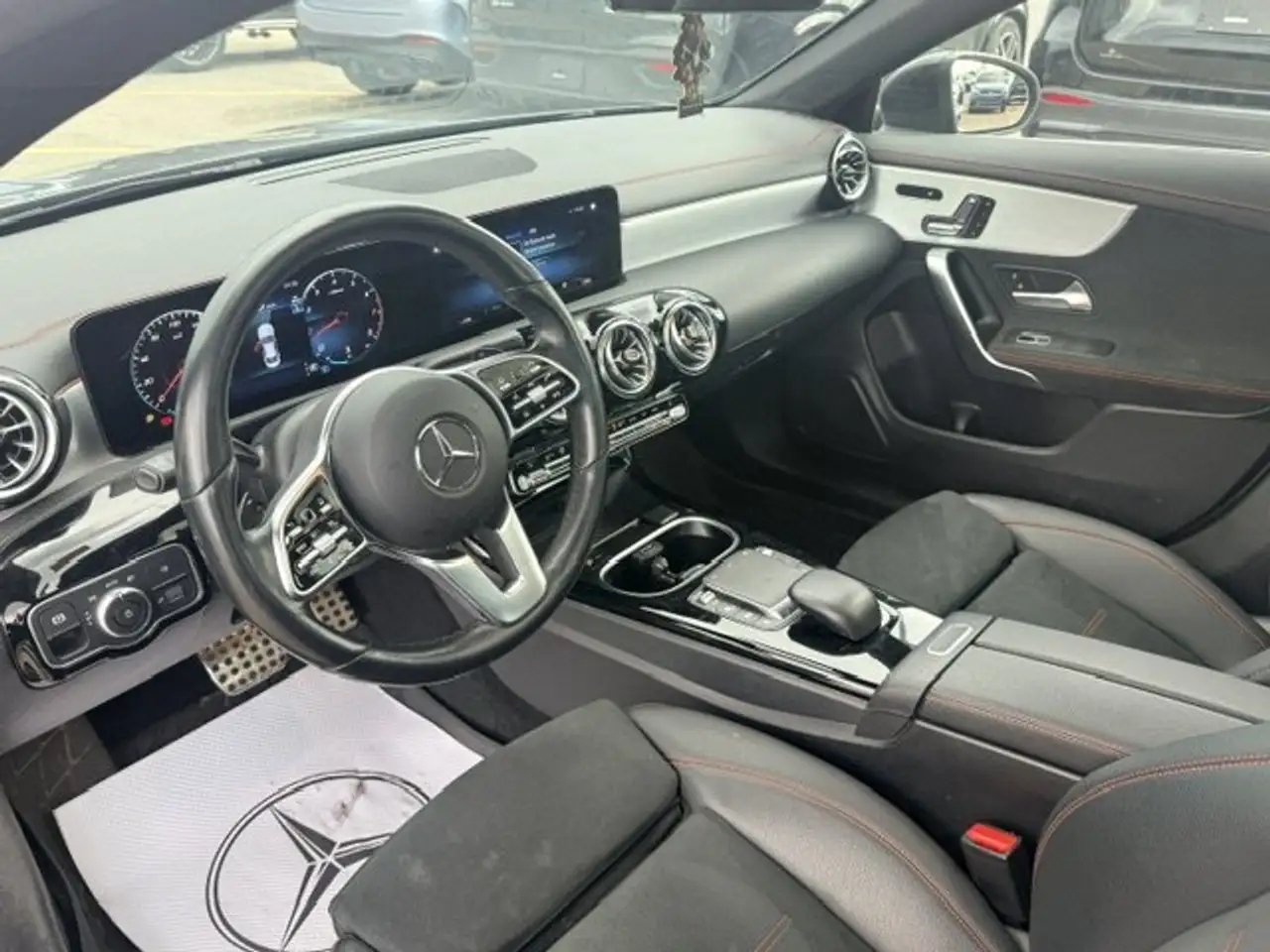 Mercedes-Benz CLA снимка Mercedes-Benz CLA