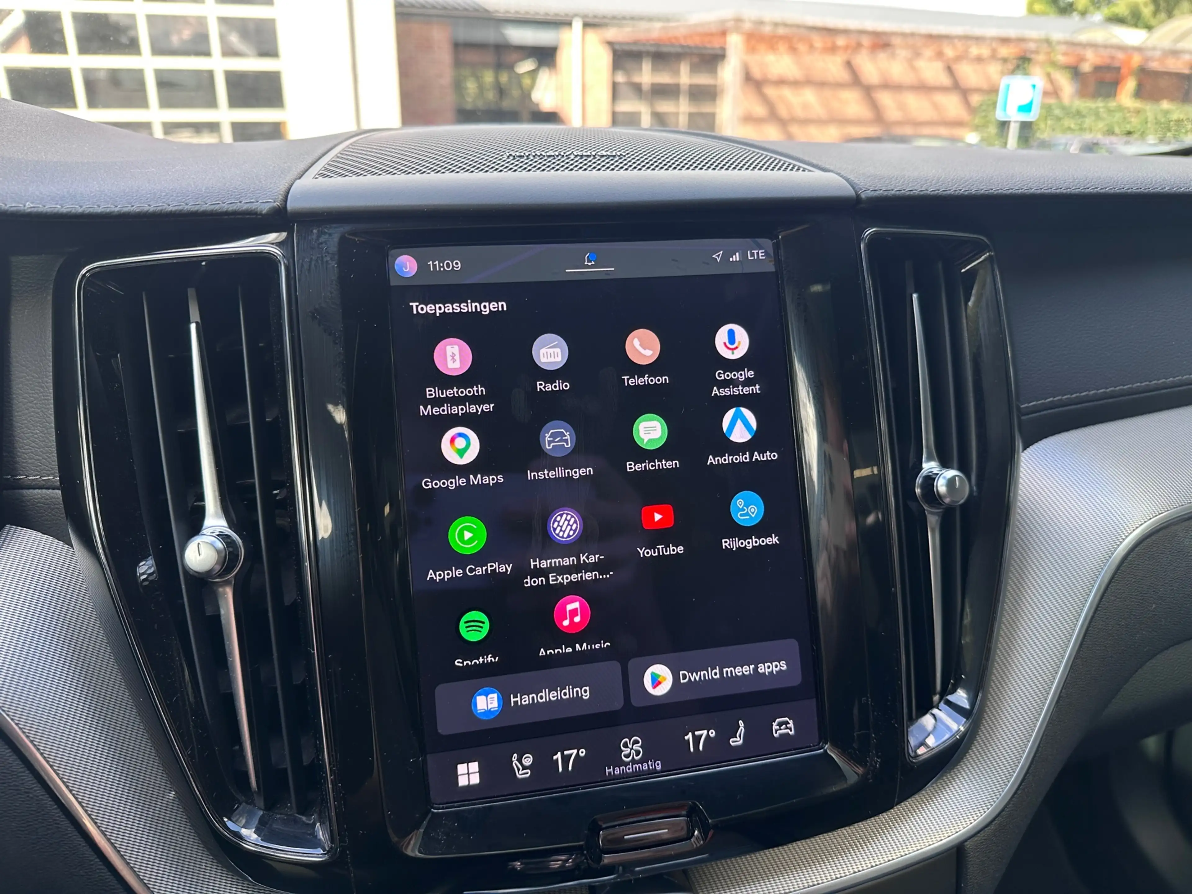 Volvo XC60 B5 Ultimate Dark ORG NL / HK AUDIO / MEMORY / PANO — photo 25