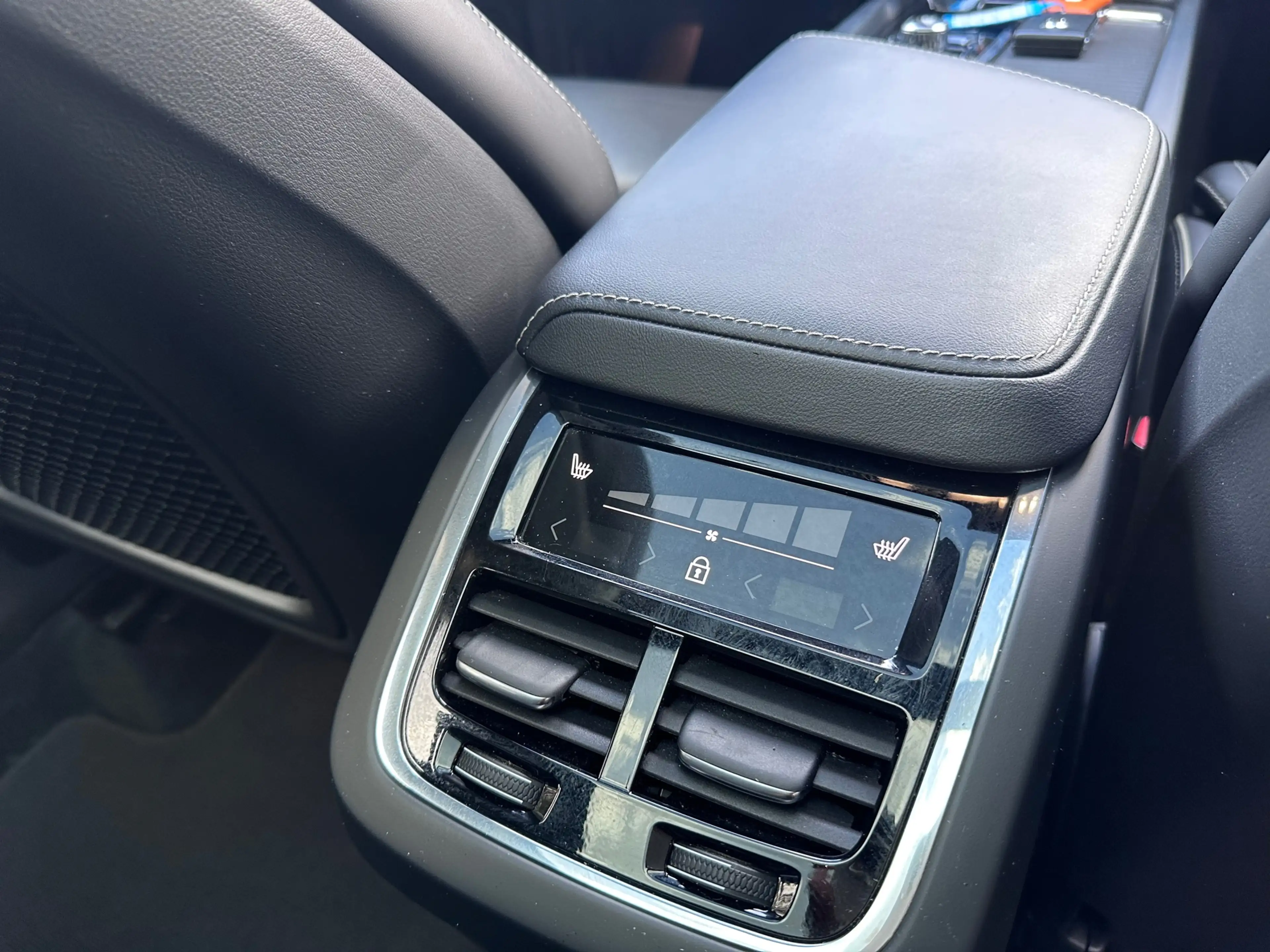 Volvo XC60 B5 Ultimate Dark ORG NL / HK AUDIO / MEMORY / PANO — photo 44