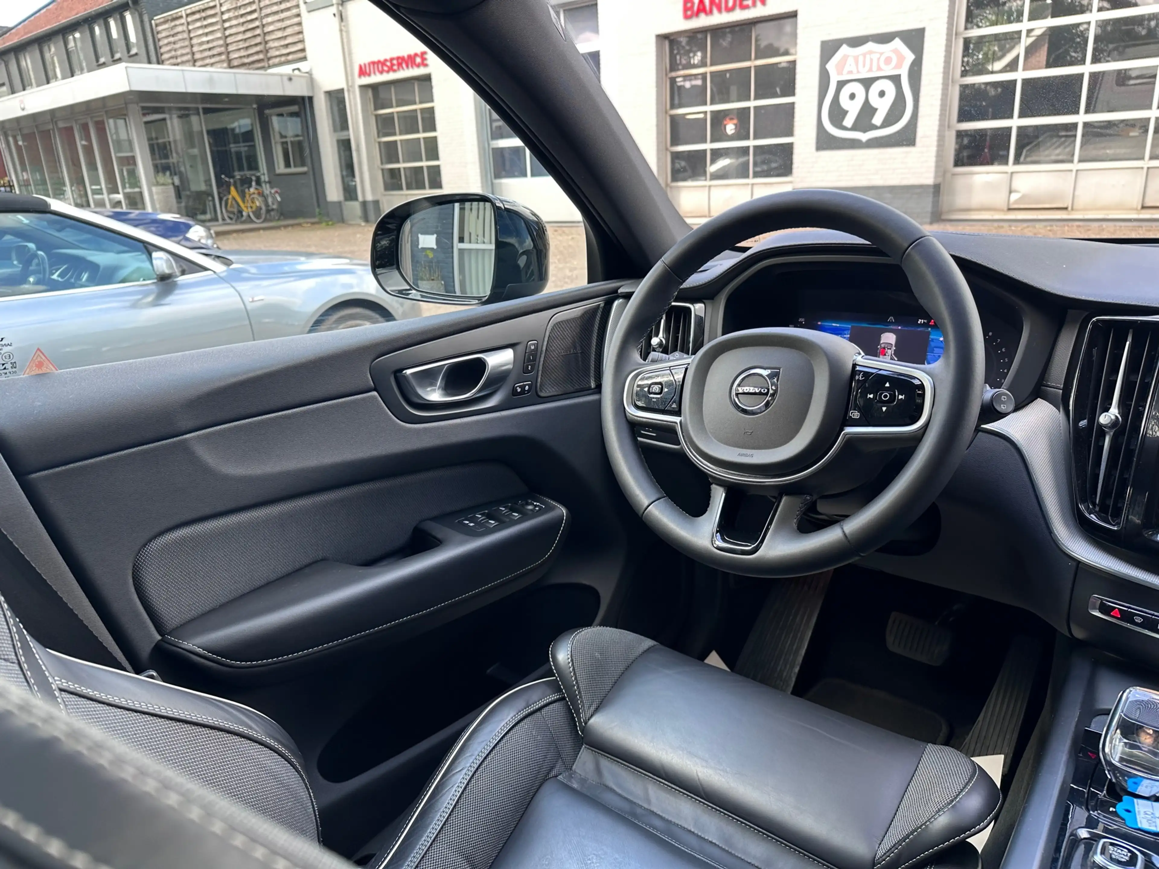 Volvo XC60 B5 Ultimate Dark ORG NL / HK AUDIO / MEMORY / PANO — photo 19