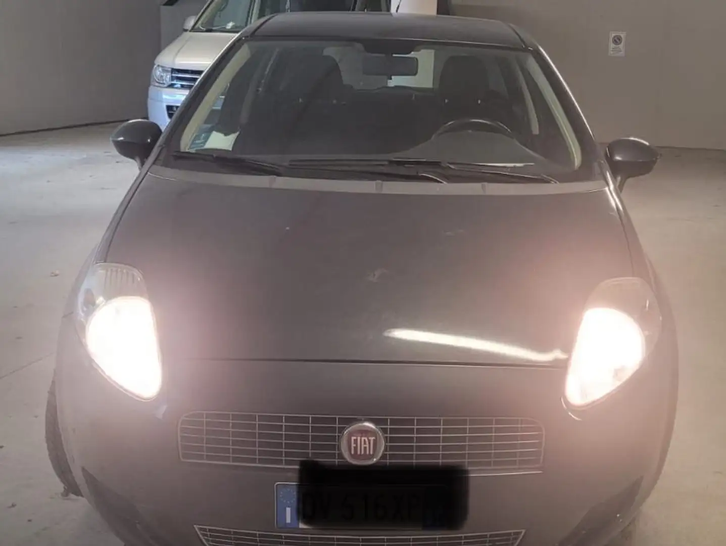 Fiat Grande Punto Grande Punto 5p 1.2 Active c/esp s/clima 65cv Сірий - 1