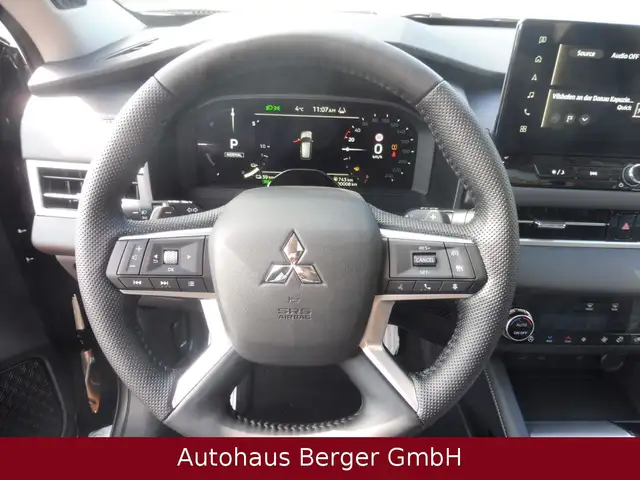 Mitsubishi Outlander view 10