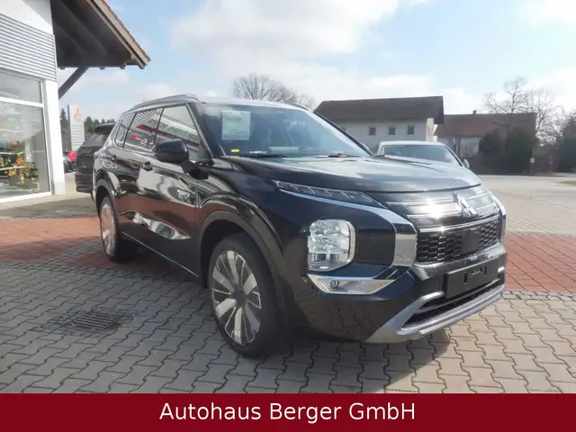 Mitsubishi Outlander view 3