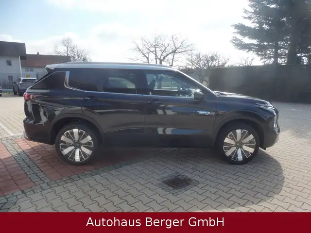 Mitsubishi Outlander view 4