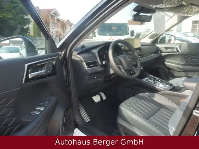 Mitsubishi Outlander view 9