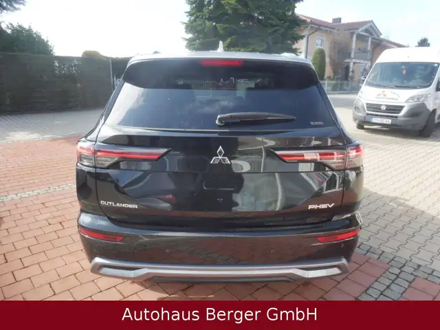 Mitsubishi Outlander view 6