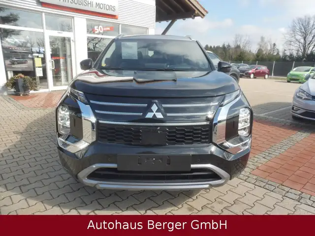 Mitsubishi Outlander view 2