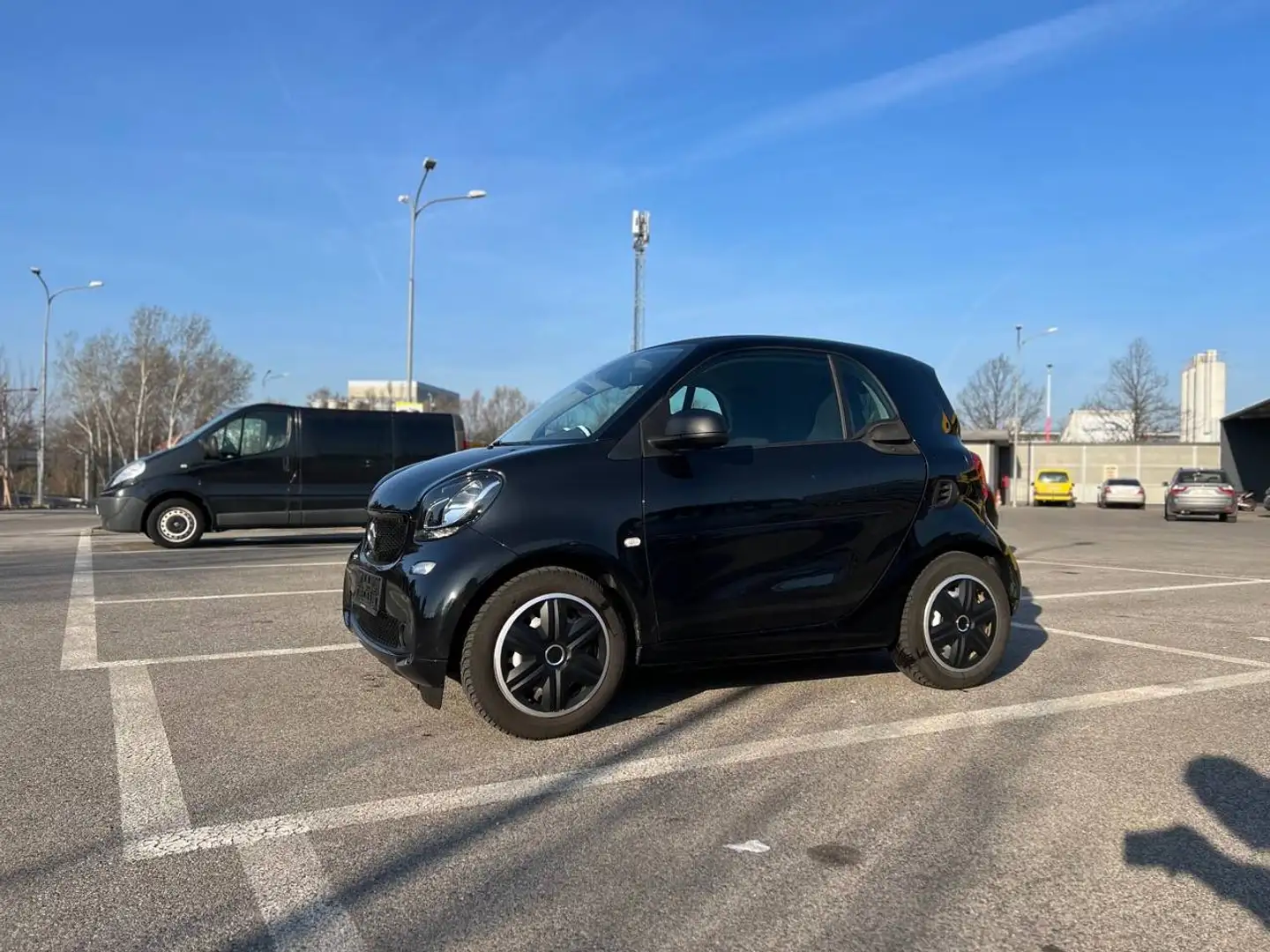 smart forTwo C453 1.0 Coupé 71 PS Schwarz - 2