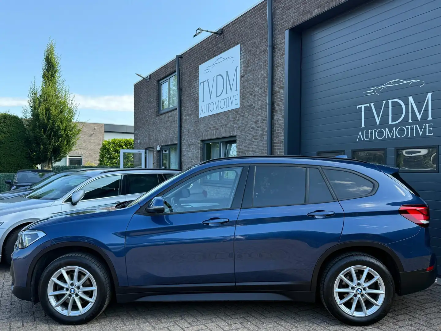 BMW X1 SDrive18i High Executive|LEDER|NAV|STOELVERW|CAMER Blauw - 2
