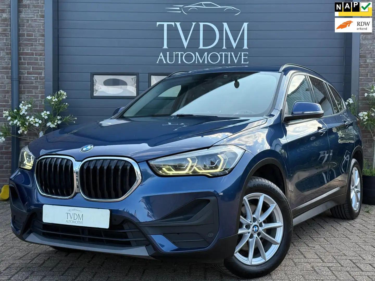 BMW X1 SDrive18i High Executive|LEDER|NAV|STOELVERW|CAMER Blauw - 1