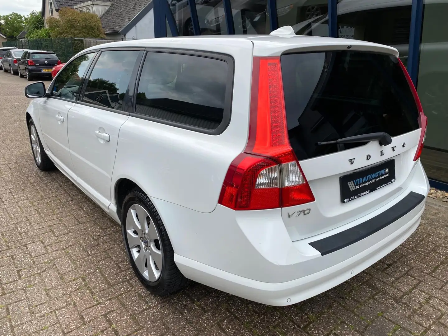 Volvo V70 2.5T Momentum LEER / PDC / YOUNGTIMER Wit - 2