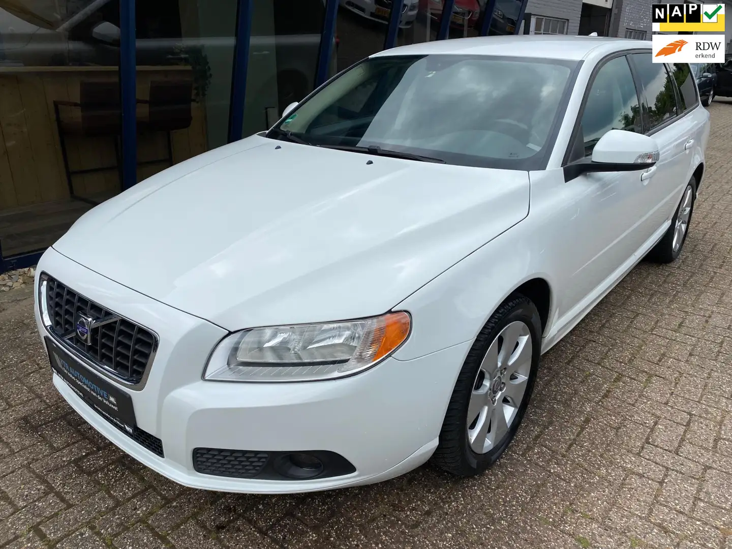 Volvo V70 2.5T Momentum LEER / PDC / YOUNGTIMER Wit - 1