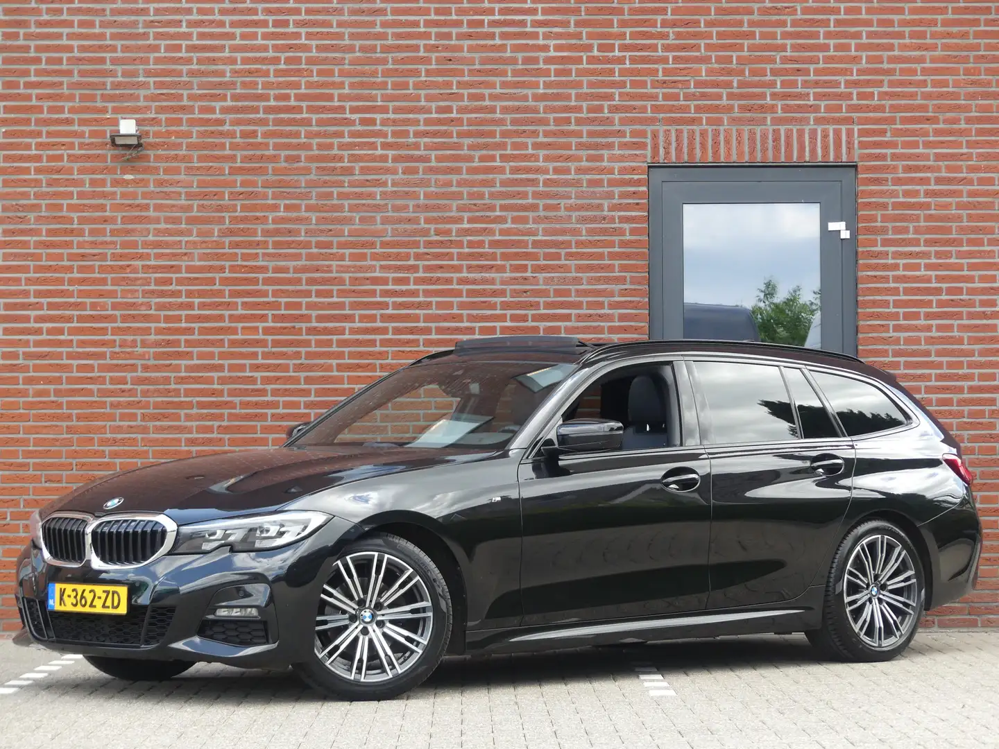 BMW 320 3-serie Touring 320d M-Pakket Panoramadak/Trekhaak Schwarz - 1