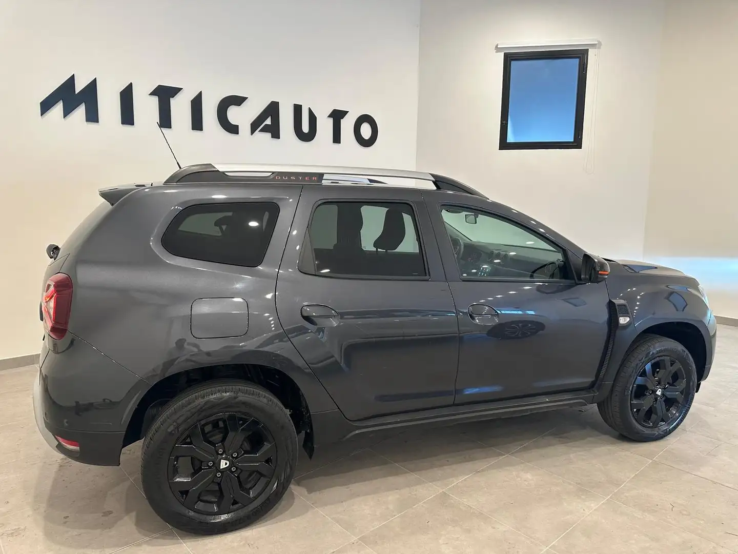 Dacia Duster 1.0 tce SL Extreme Gpl 4x2 100cv Grigio - 2