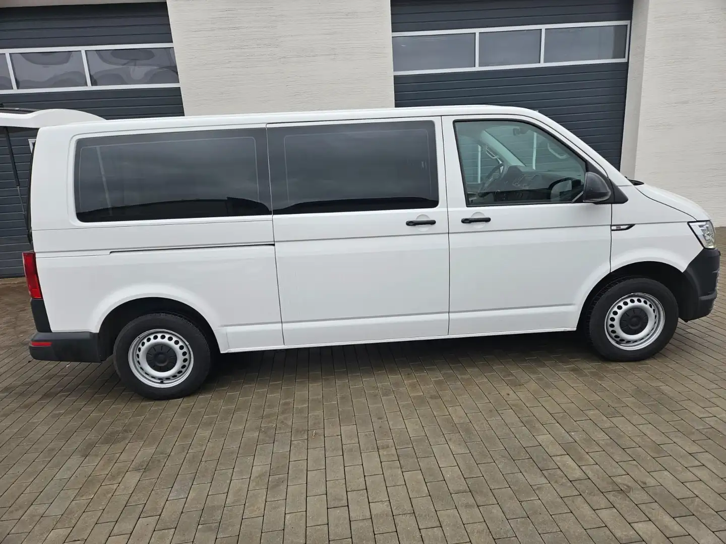 Volkswagen T6 Kombi Comfortline | 2.0 TDI | lang |Anhängerkupplung Weiß - 2
