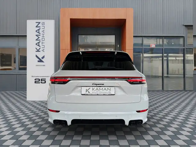 Porsche Cayenne view 26