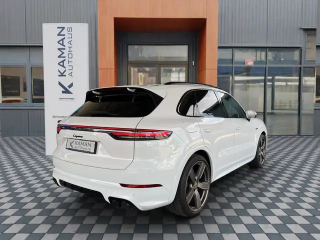 Porsche Cayenne view 25