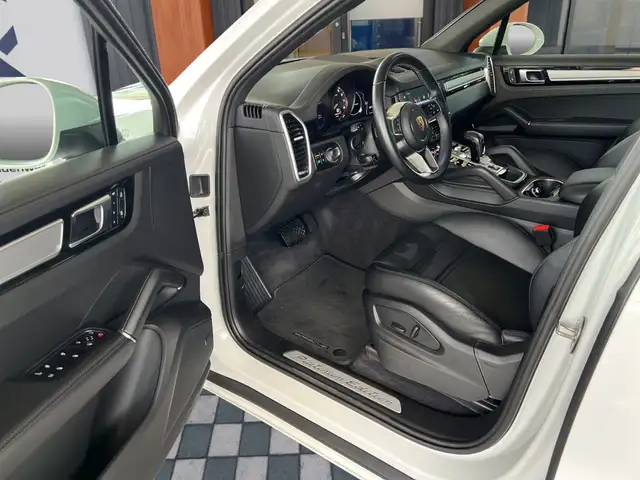 Porsche Cayenne view 5